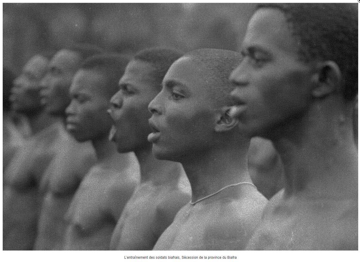 Gilles Caron, L’entraînement des soldats biafrais, Sécession de la province du Biafra, 1968 1968 © Fondation Gilles Caron, courtesy School Gallery Olivier Castaing