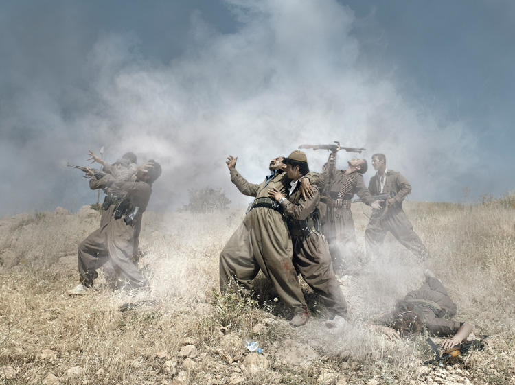 Théâtre de guerre, Photographie avec un groupe de guérilla kurde, 2012 © Emeric Lhuisset – Résidence BMW