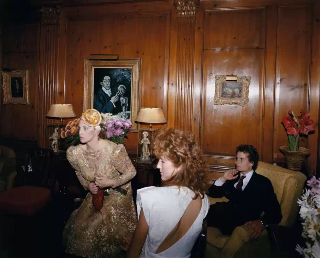 Tina Barney, The Reception, 1985. JPMorgan Chase Art Collection © Tina Barney, Courtesy of Paul Kasmin Gallery